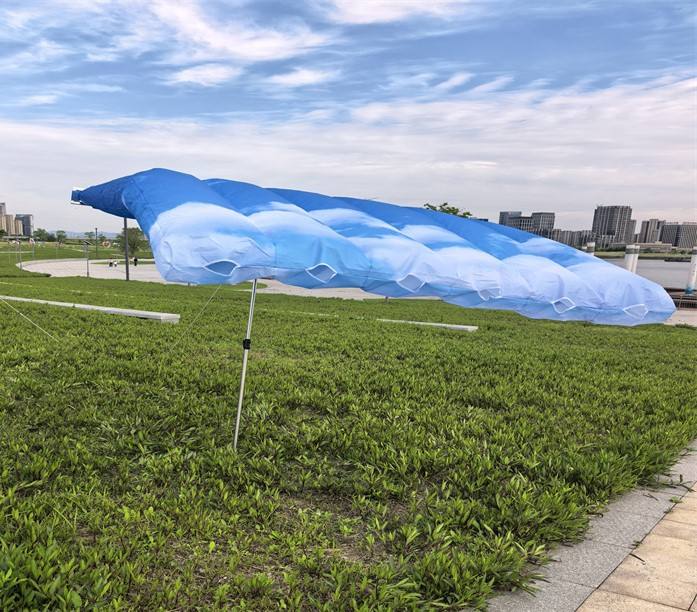 Tenda de toldo movida a vento com sombra de praia silenciosa
