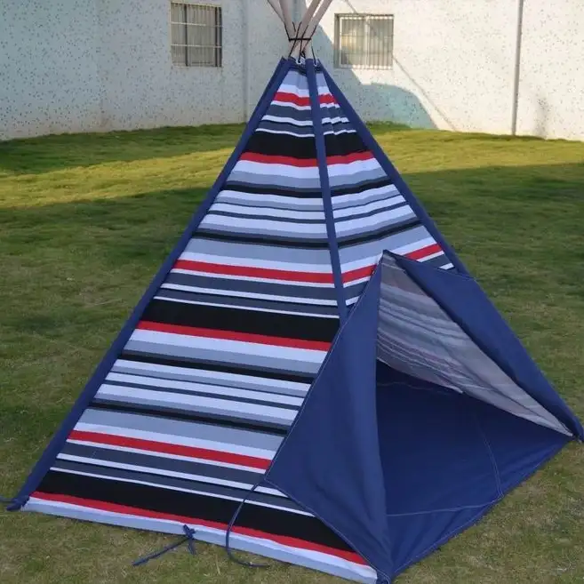 Tenda infantil de lona listrada e postes de madeira